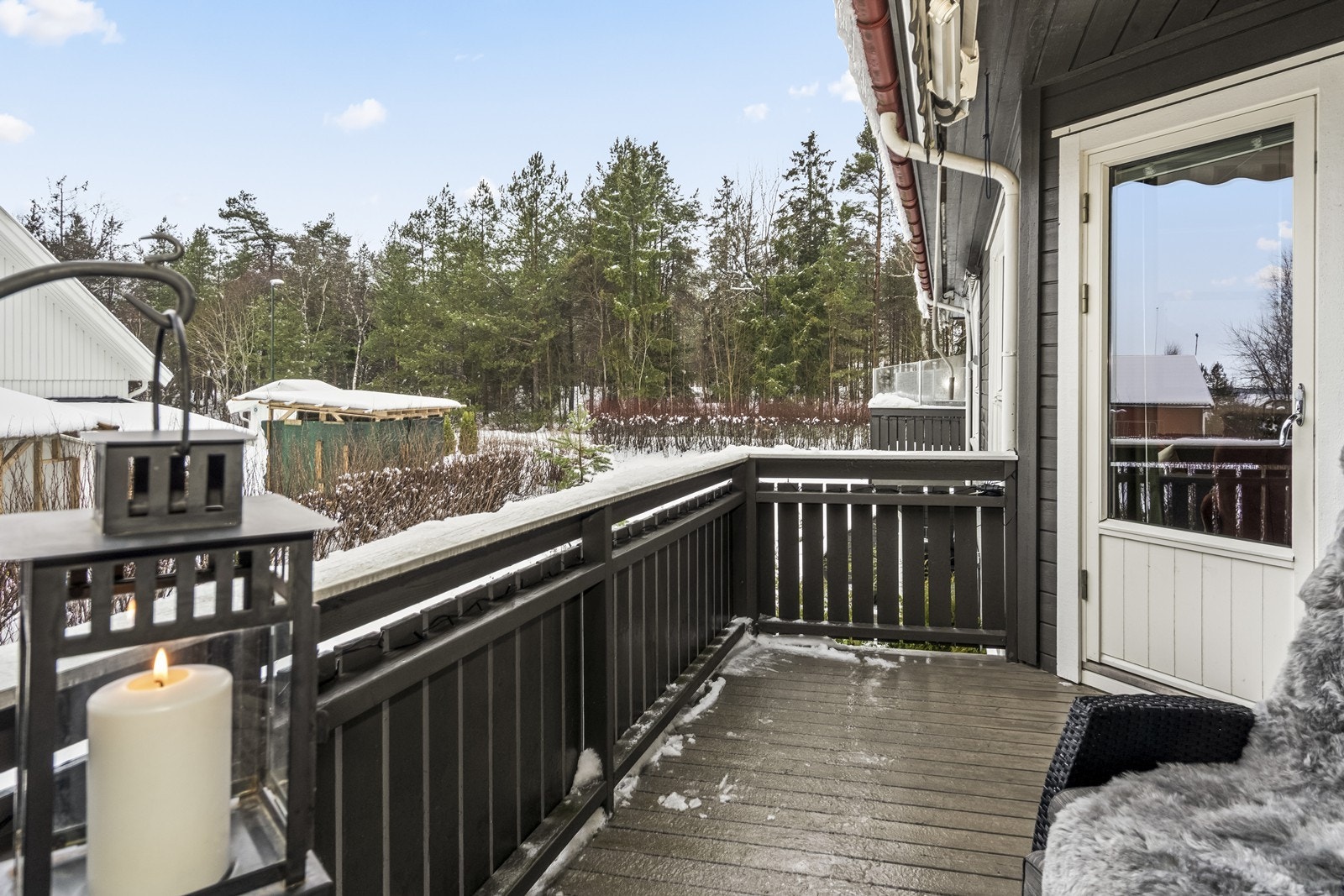 Balkongen har god plass til utemøbler og vender ut mot bla. naturen. Galleribilde