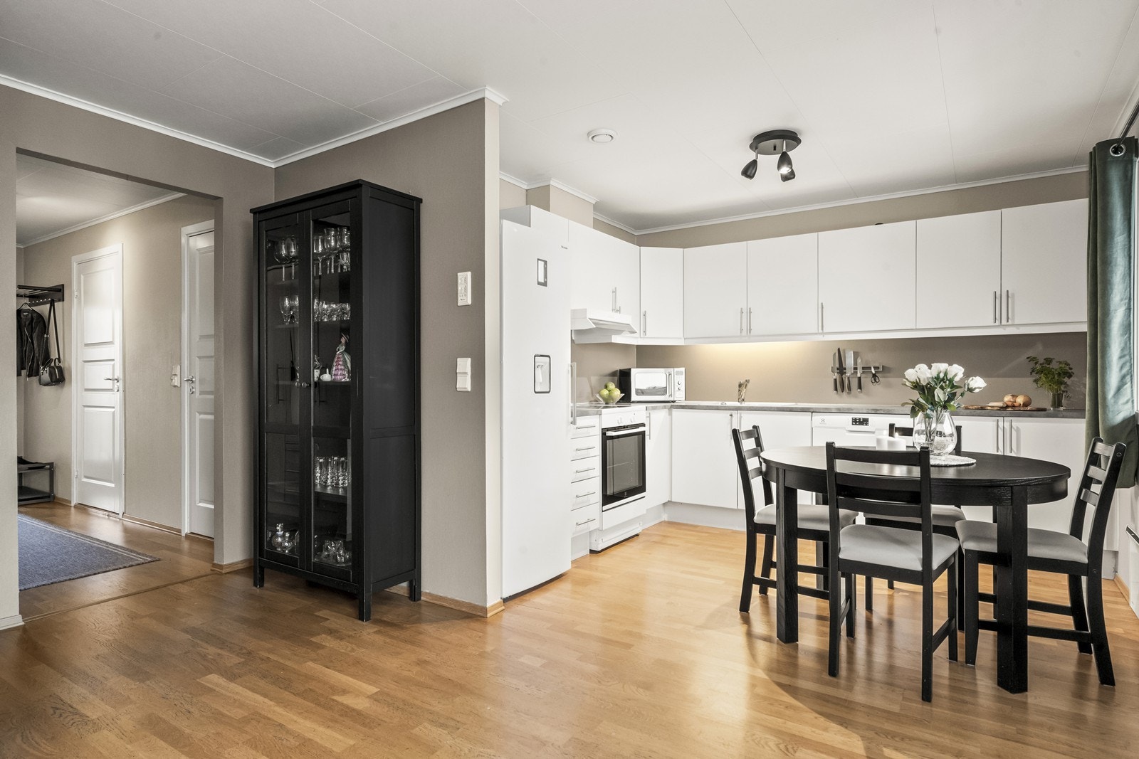 Kjøkkenet er praktisk utformet med god skap- og benkeplass. Galleribilde