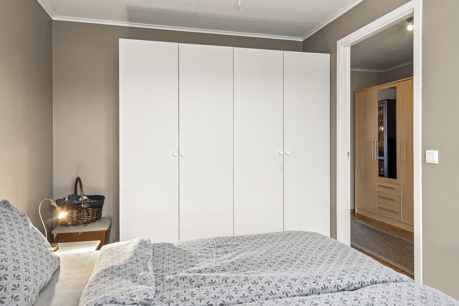 På hovedsoverommet er det garderobeskap. Galleribilde