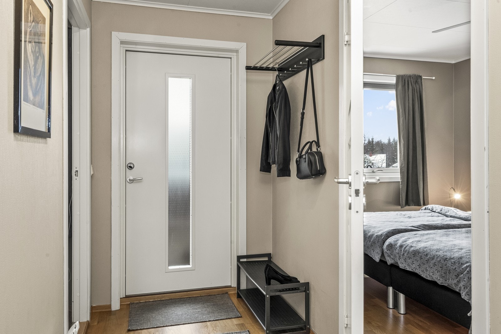 Du ønskes velkommen inn i en lys entré med plass til yttertøy. Galleribilde