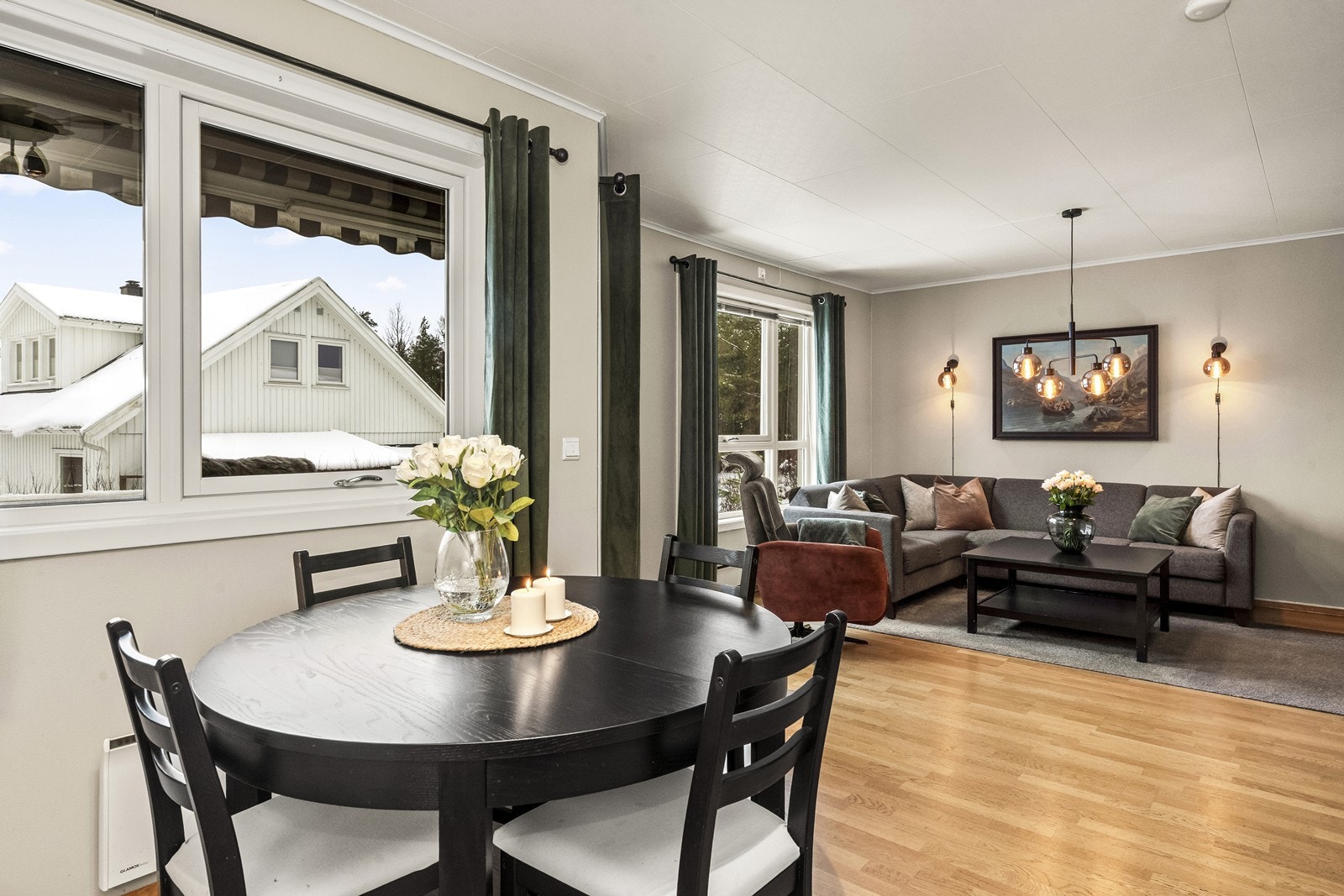 Den sosiale sonen gir fleksible møbleringsmuligheter for både sofagruppe og spisebord. Galleribilde