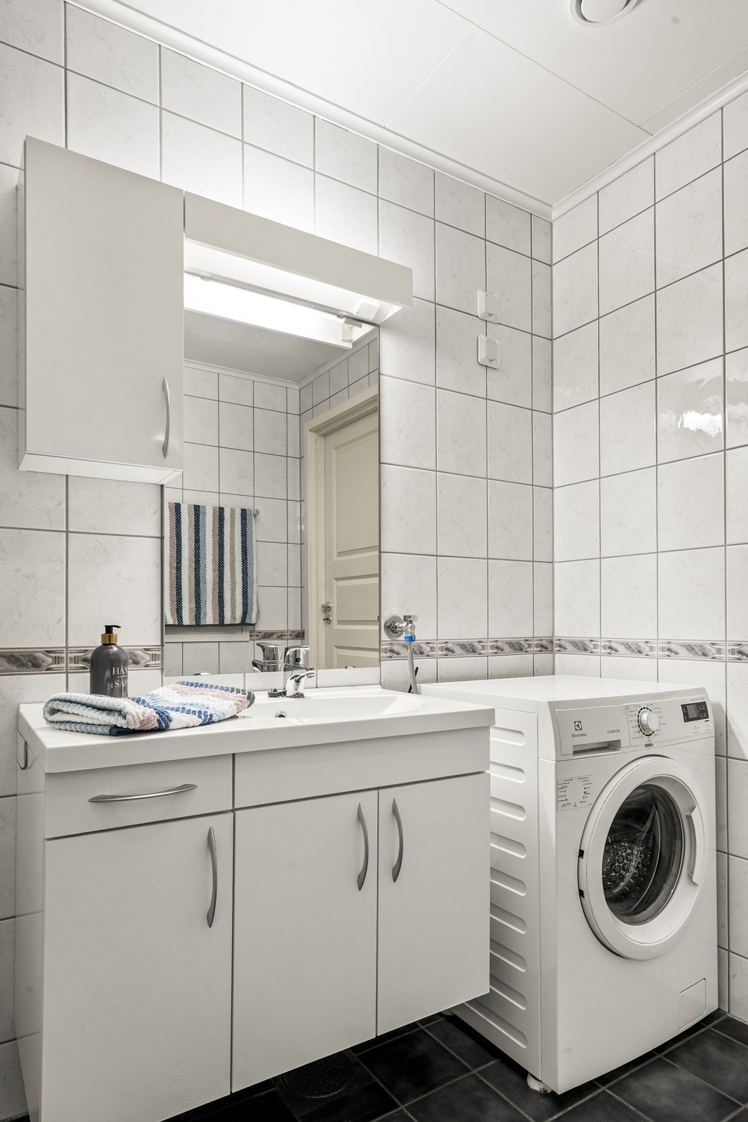 Baderomsinnredning med servant. Underskap og veggskap gir god oppbevaring. Galleribilde