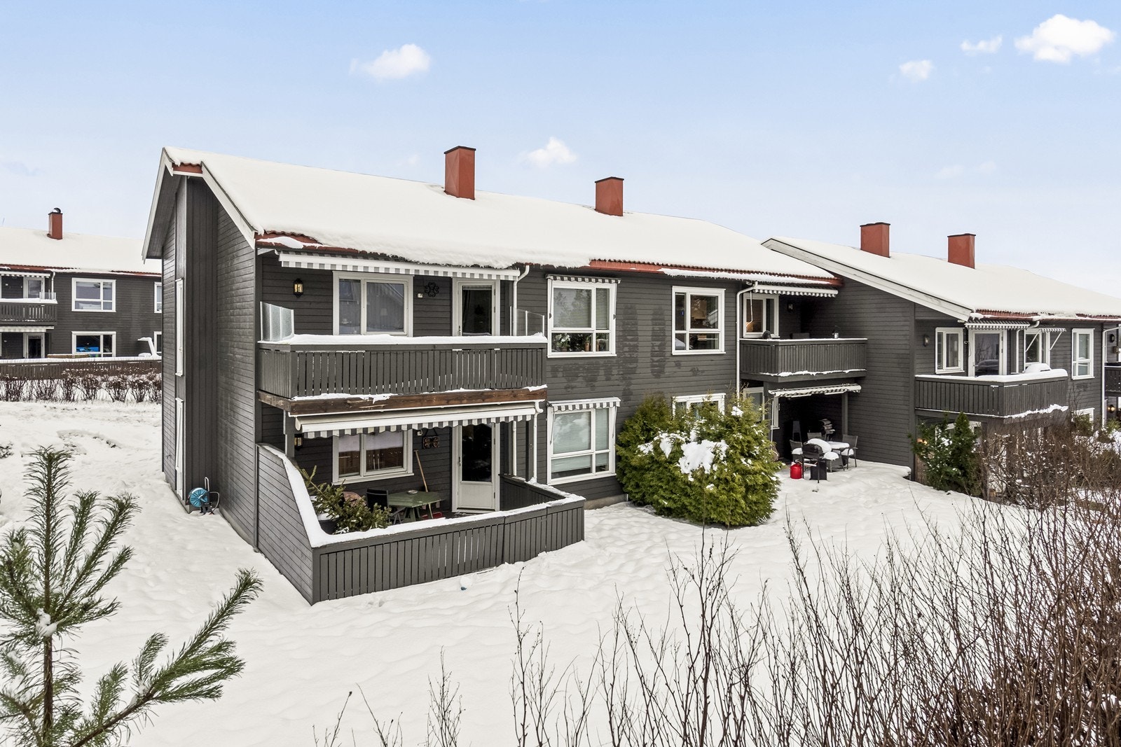 Store, skjermede fellesarealer omkranser bygningene. Galleribilde