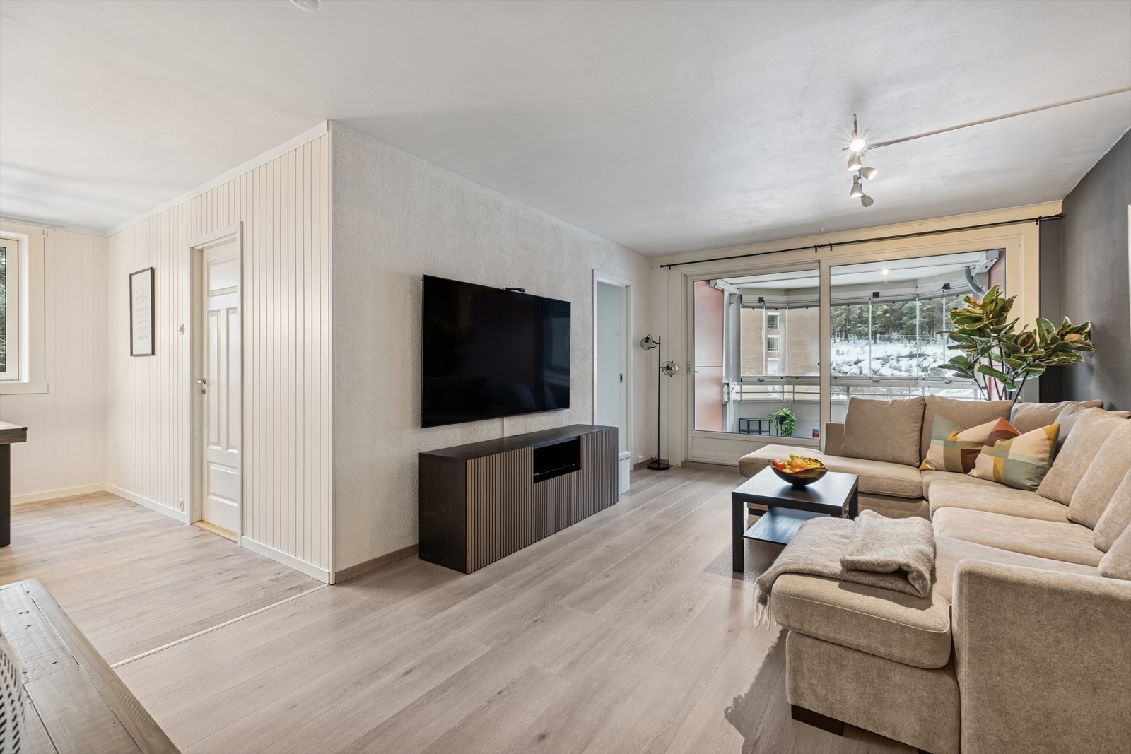 Stuen er malt opp i lune- og behagelige veggfarger. Galleribilde