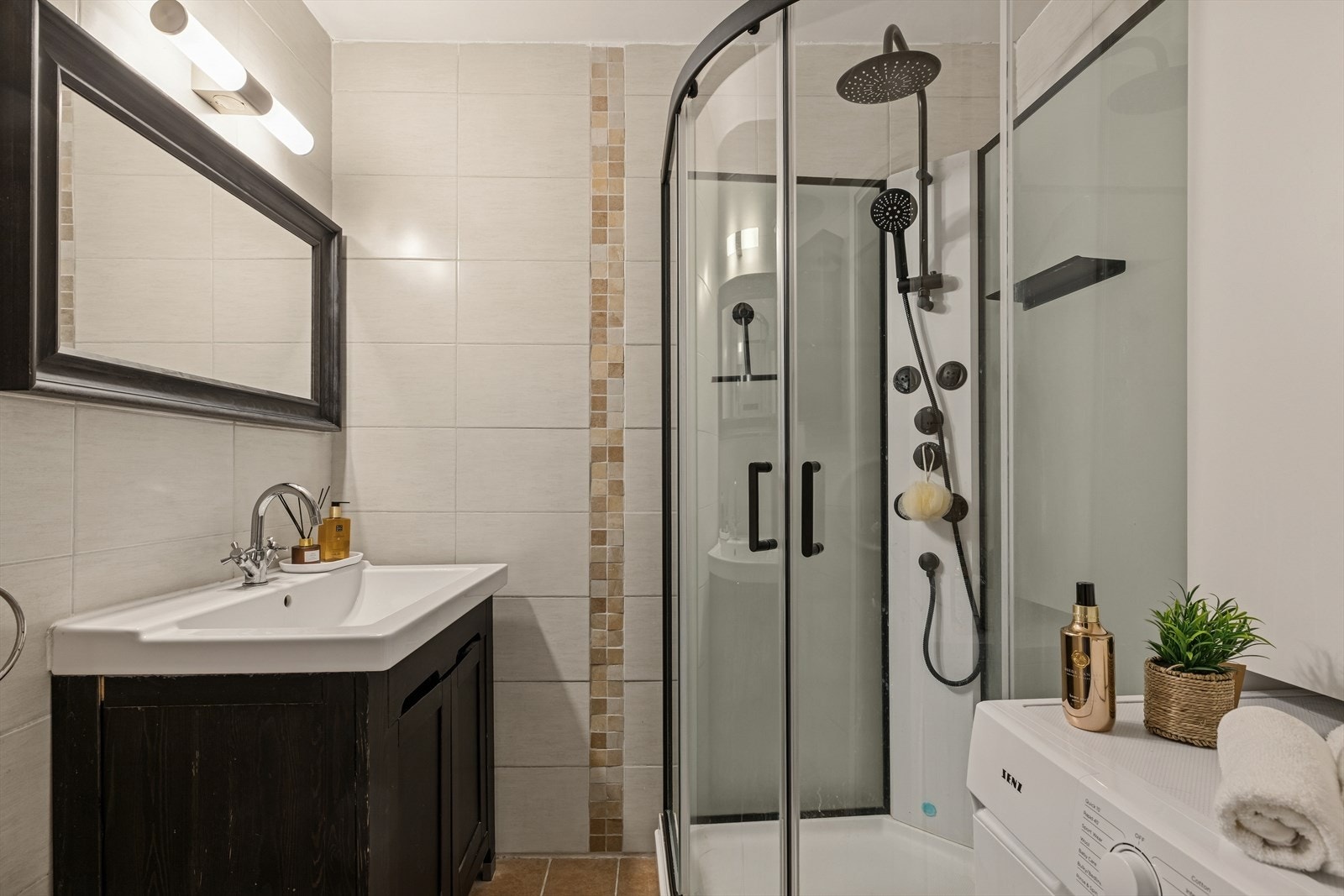 Flislagte vegger og gulv gir et solid og vannbestandig bad. Galleribilde