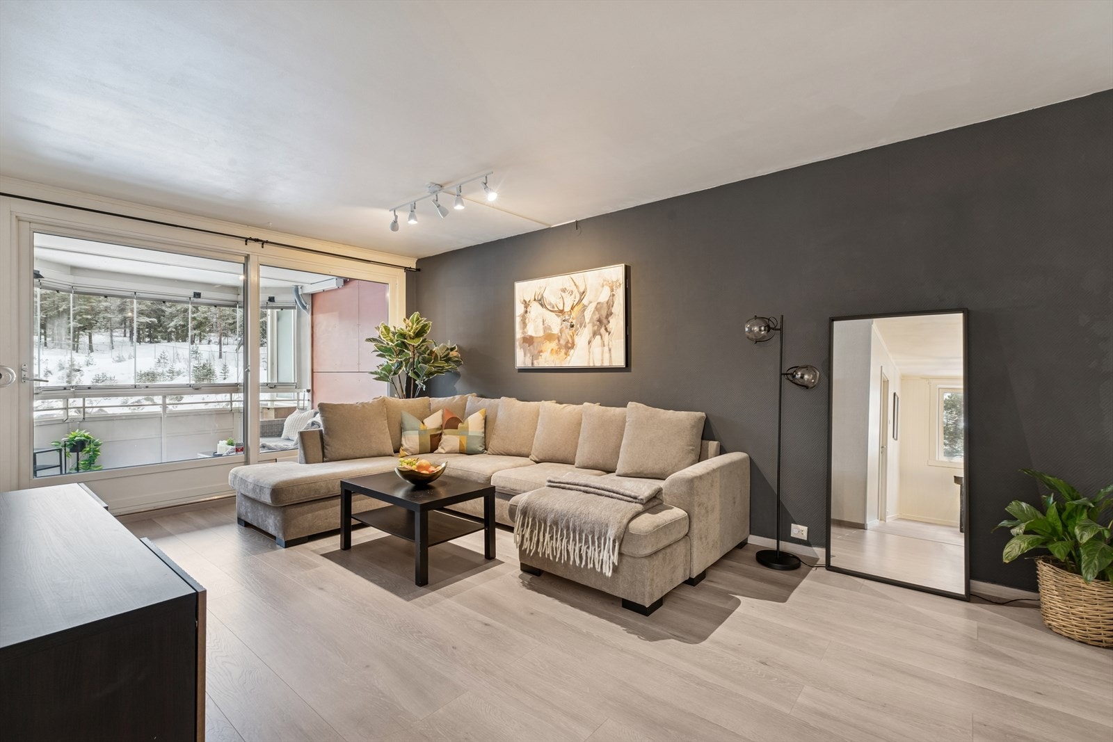 Leiligheten har en romslig stue med store glassflater som slipper inn rikelig med dagslys og bidrar til en behagelig romfølelse. Galleribilde