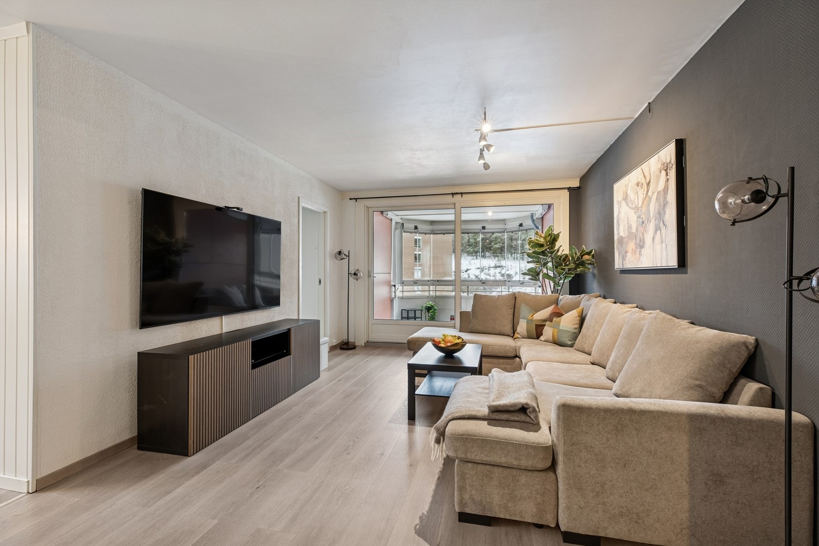 Stuens gode utforming og de tidløse fargevalgene på vegger legger et godt grunnlag for å innrede rommet etter eget ønske. Galleribilde