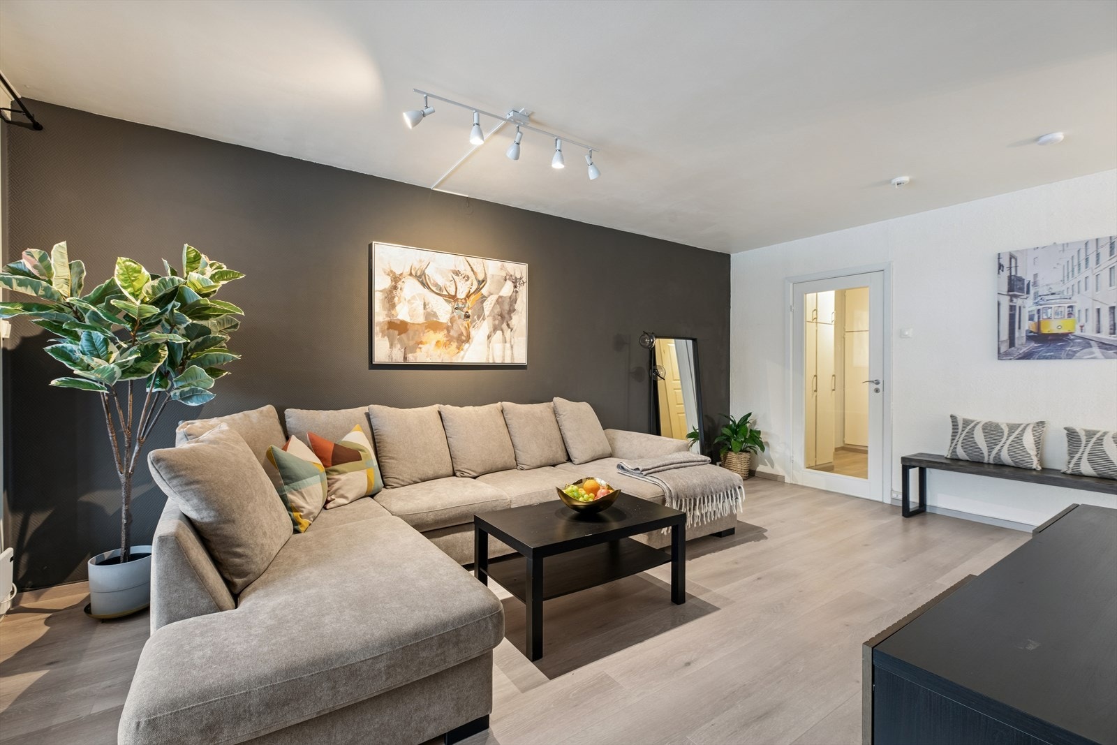 Laminatgulv gir en slitesterk og lettstelt overflate i stuen. Galleribilde