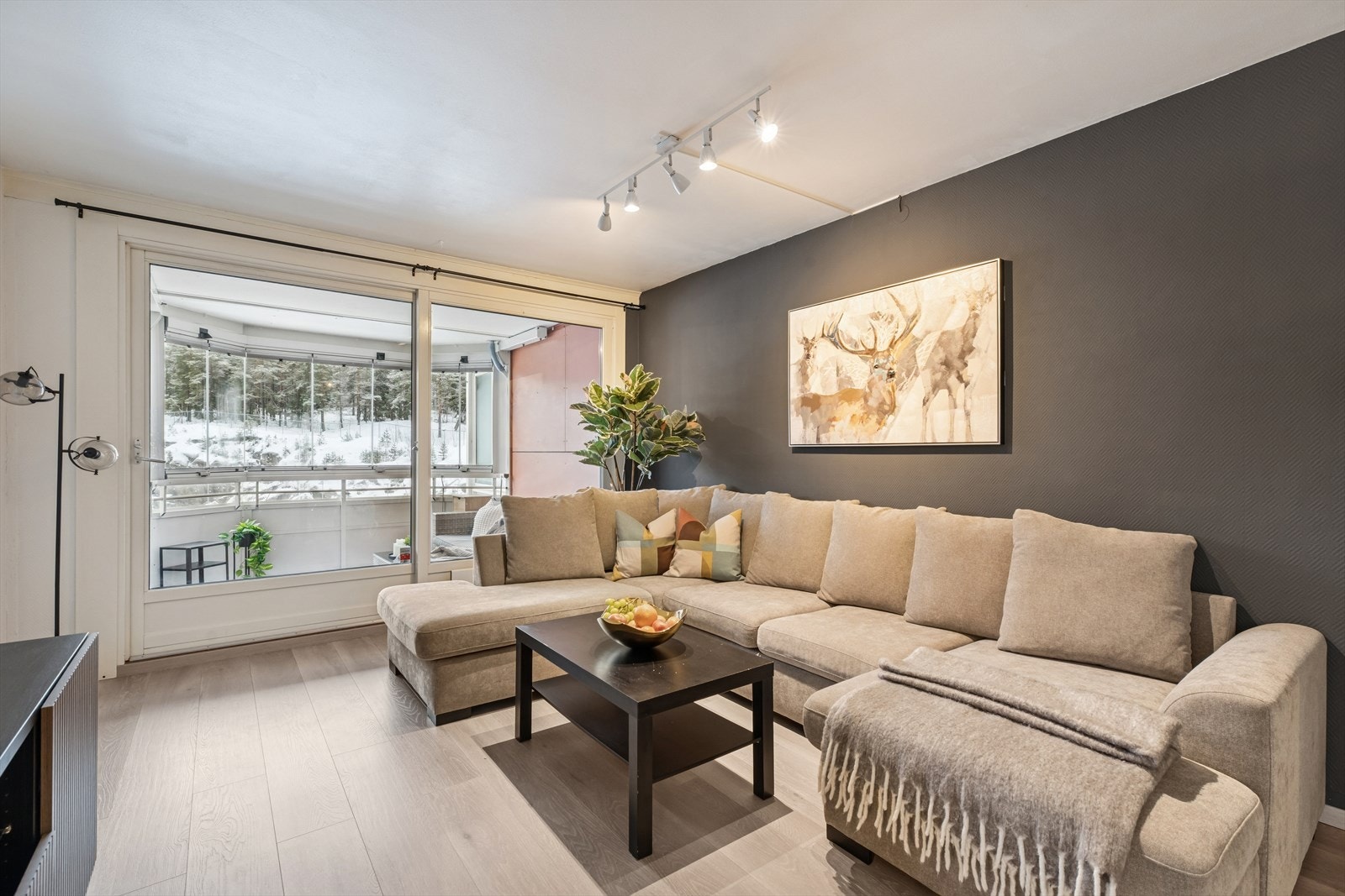 Fra stuen er det utgang til en innglasset balkong. Galleribilde