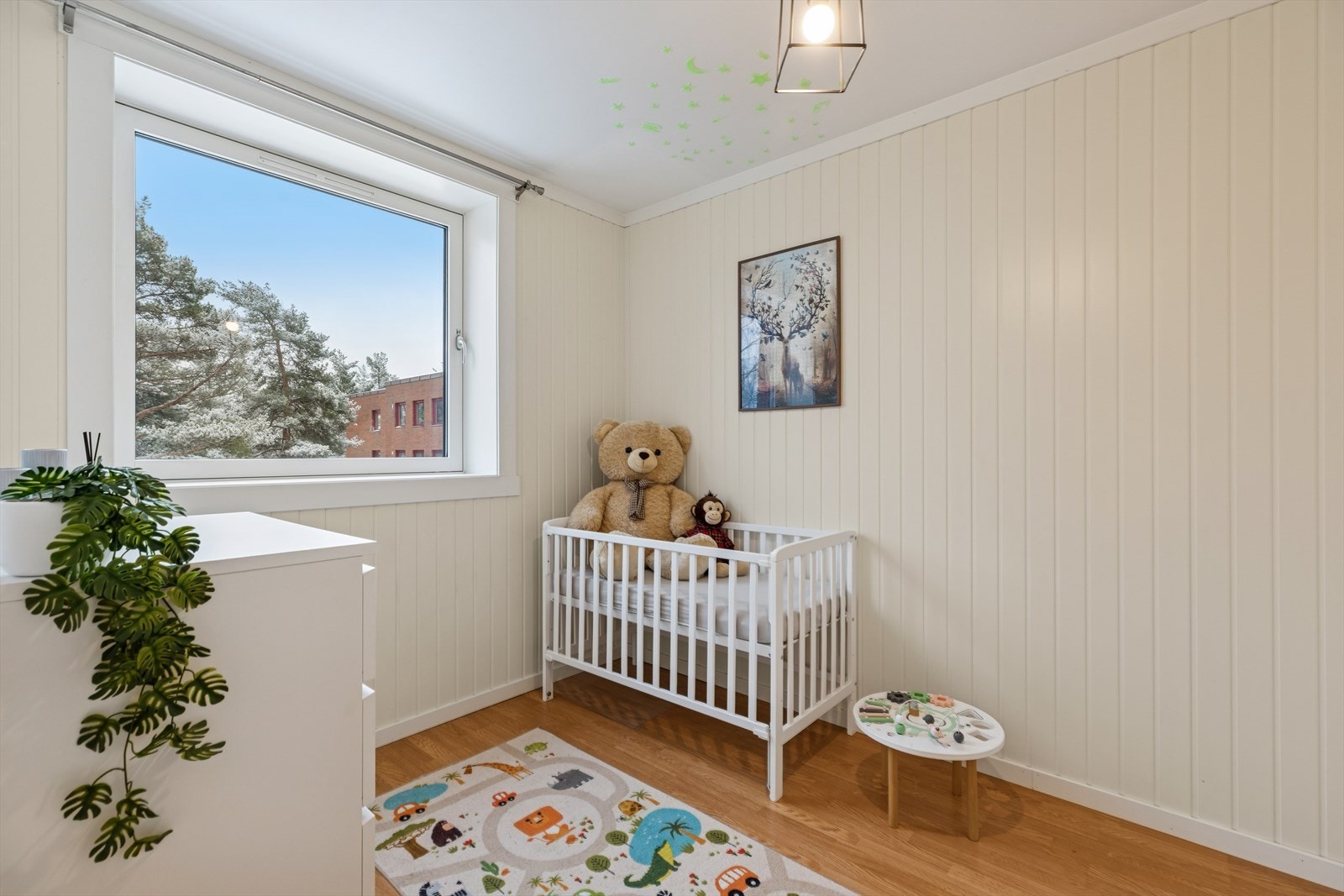 Barnerommet har lyst trepanel og laminatgulv som gir et praktisk og lettstelt miljø. Galleribilde