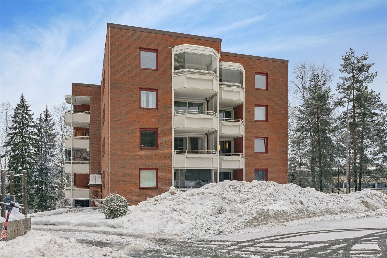 Bygningen har en innglasset sydvendt balkong med adkomst fra stuen, ideelt for å nyte utsikten. Galleribilde