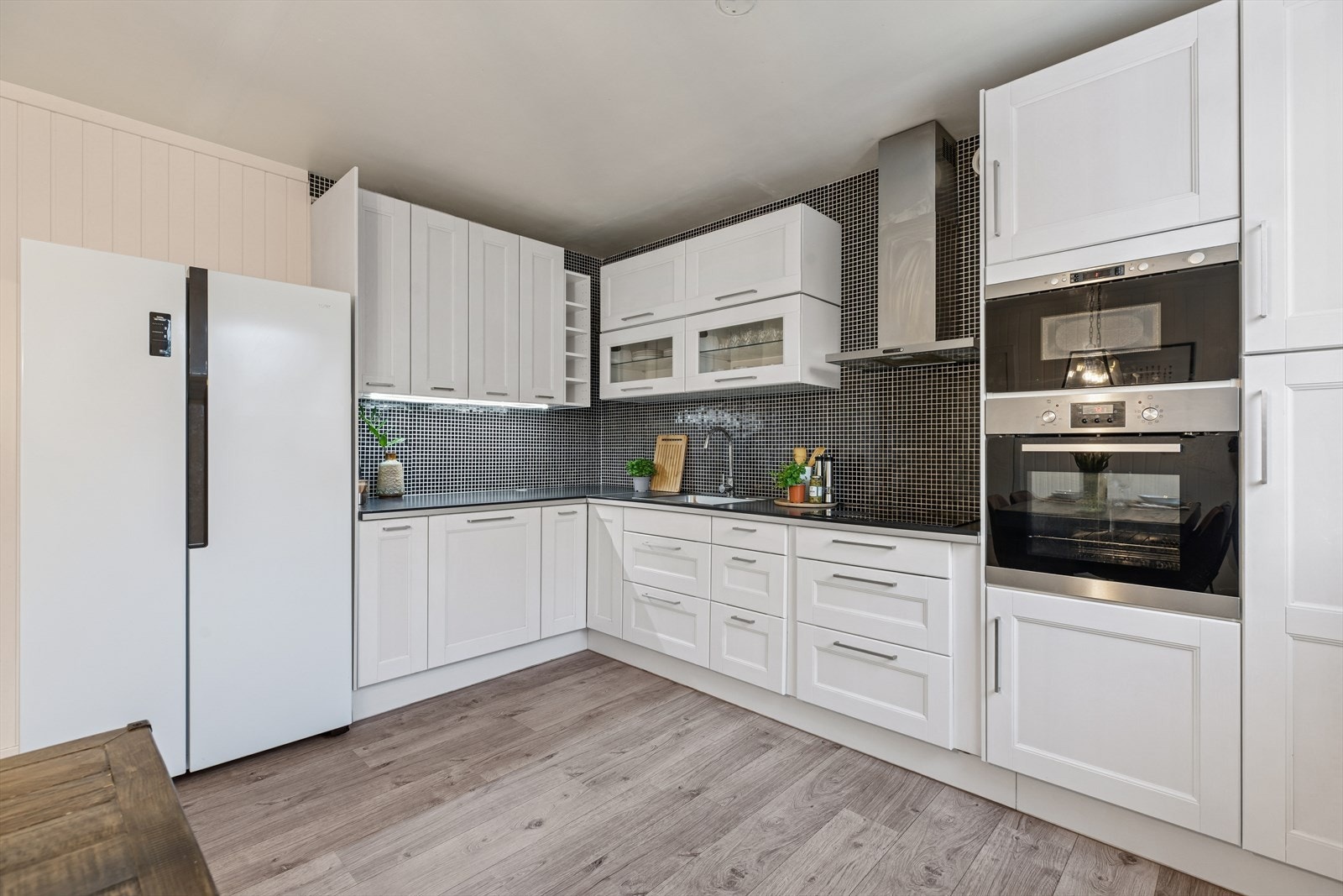 Kjøkkenet er utstyrt med kjøl/fryseskap og integrert stekeovn. Galleribilde