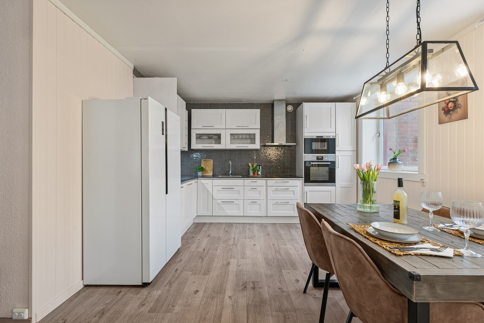 Spiseplass med vindusutsikt gir et lyst og behagelig område for måltider. Galleribilde