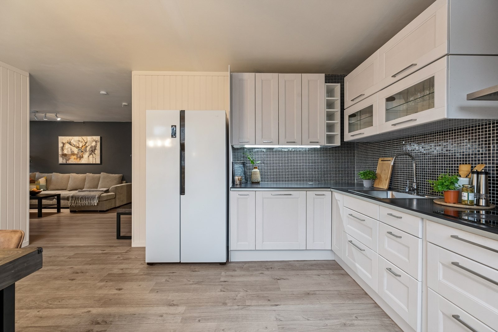 Direkte forbindelse til stuen gir en naturlig flyt mellom rommene. Galleribilde