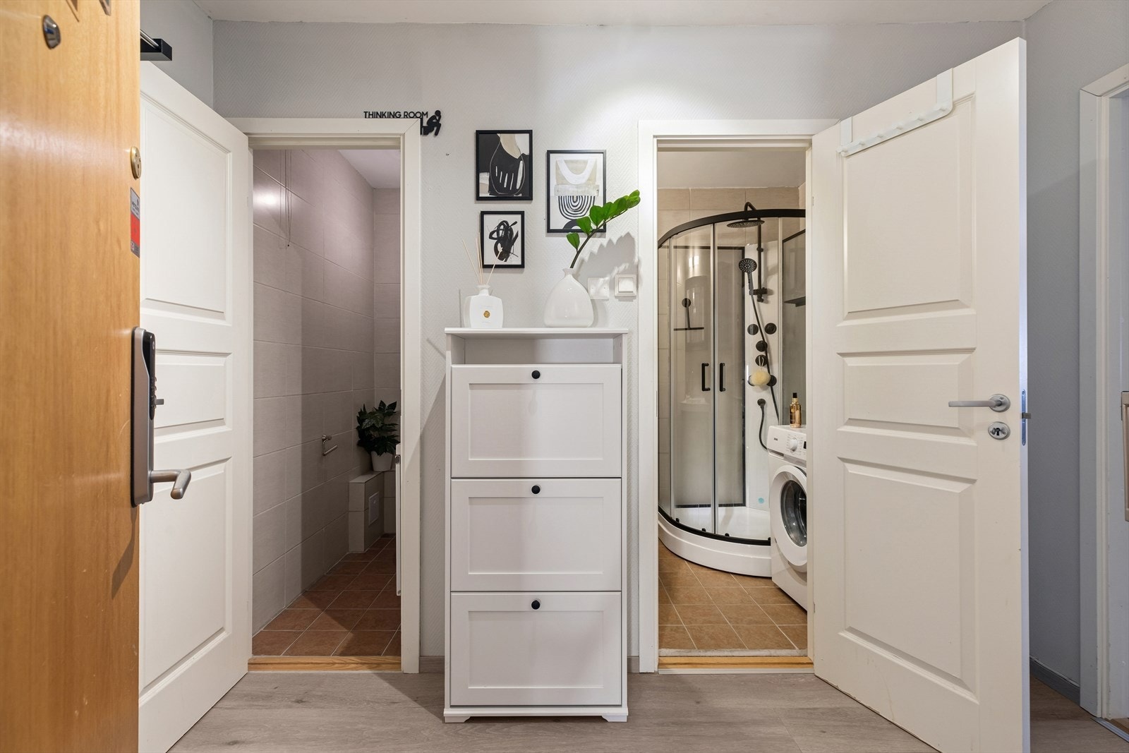 Flislagt gulv og mekanisk avtrekk gir praktisk bad med dusjkabinett og opplegg for vaskemaskin. Galleribilde