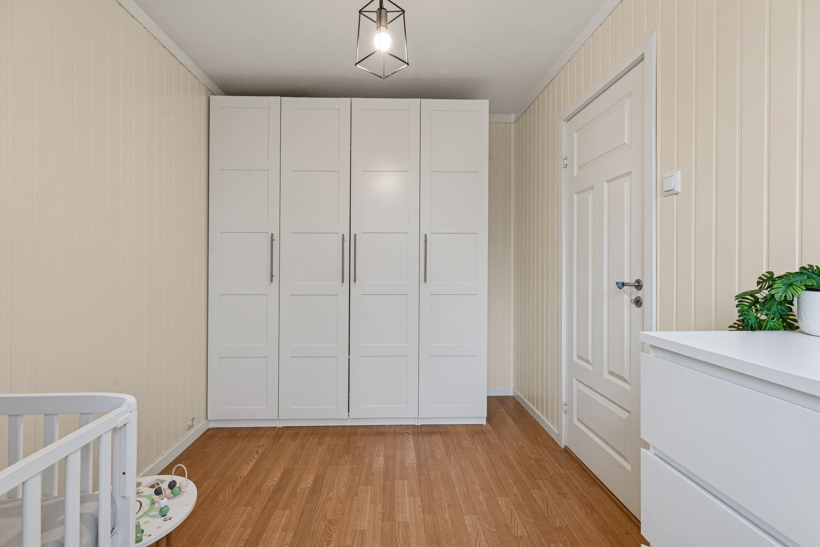 Garderobeskap med profilerte dører gir god oppbevaringsplass i rommet. Galleribilde