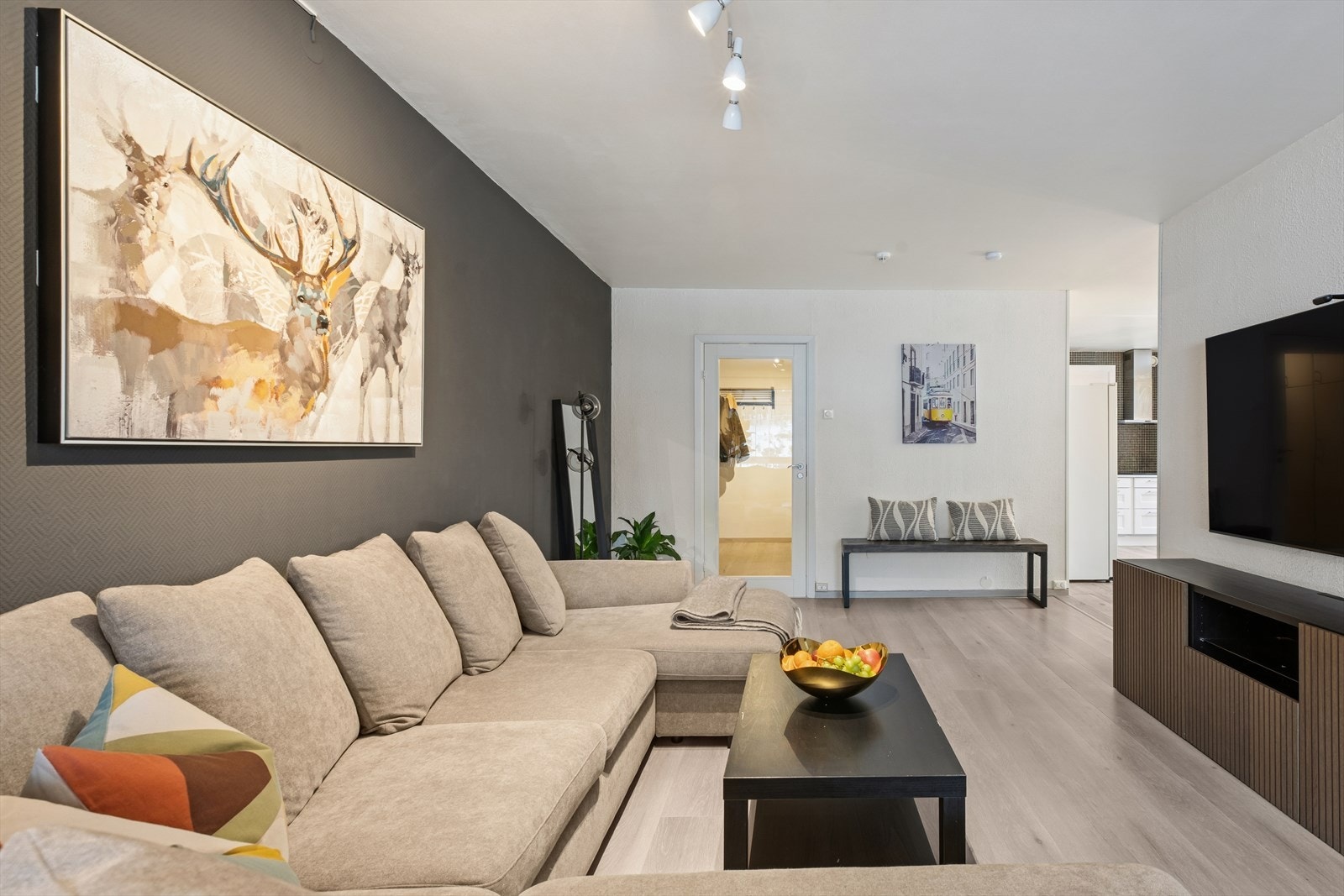 Leiligheten er tilknyttet Ellingsrudåsen borettslag. Galleribilde