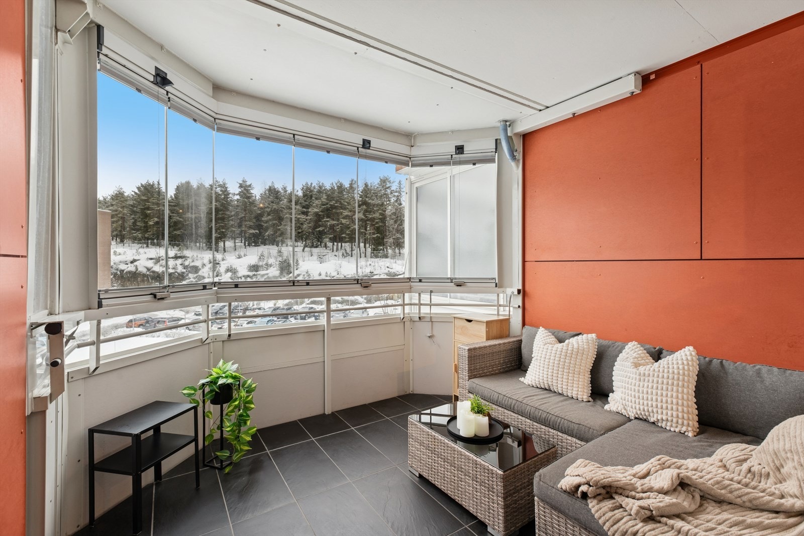 Den innglassede balkongen er ca. 8 m². Galleribilde