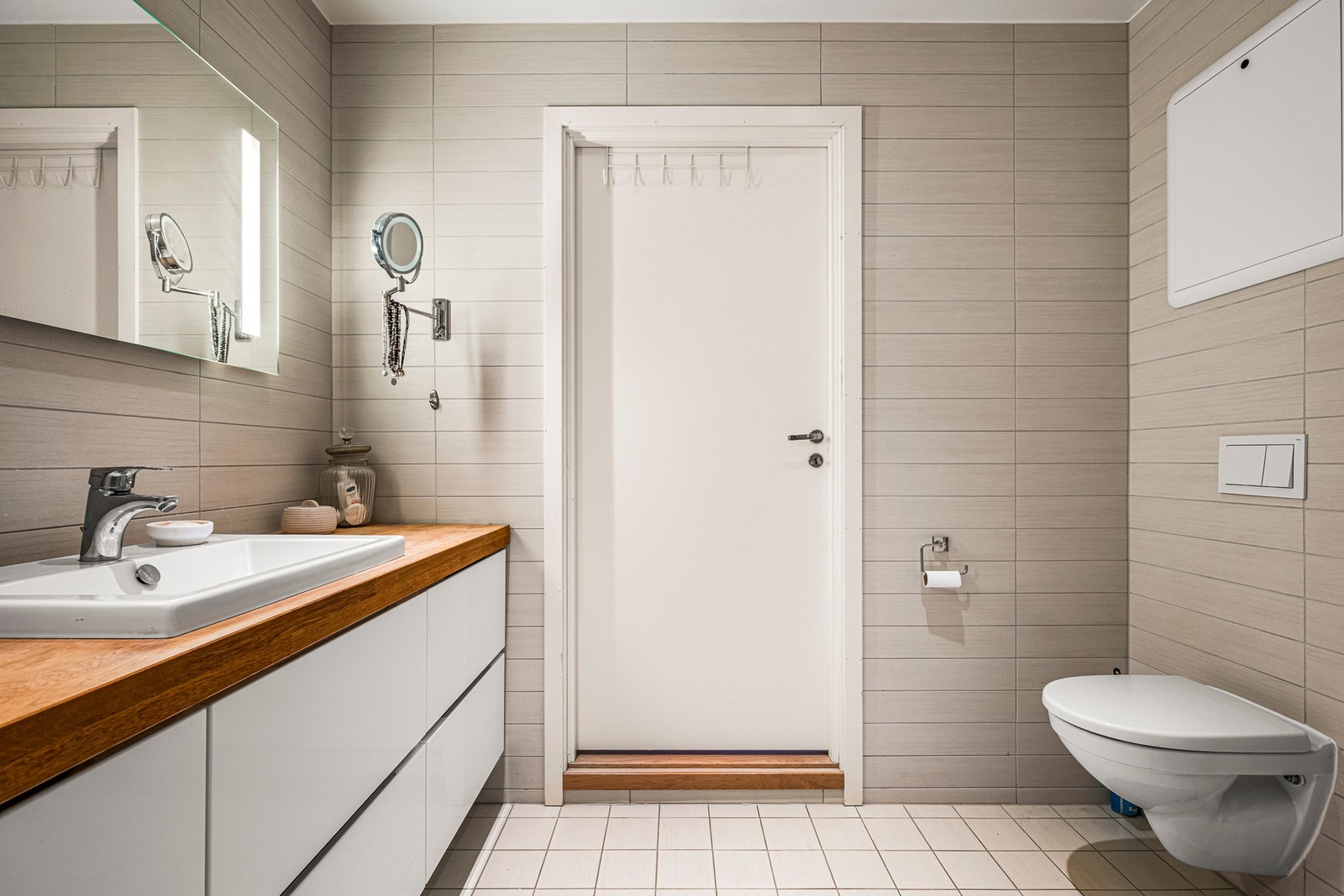 Baderommet er helfliset med varmekabler i gulv. Galleribilde