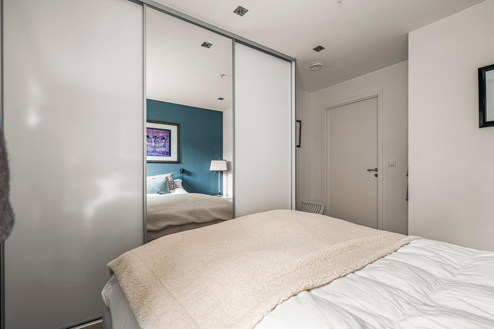 God plass til dobbeltseng og garderobeløsning. Galleribilde