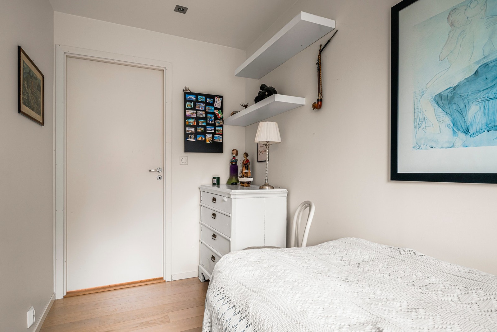 Soverommet kan innredes med enkeltseng og garderobeløsning Galleribilde