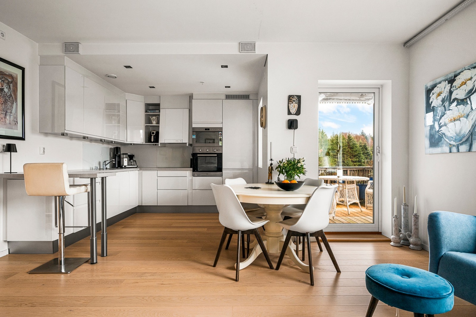 Rommet har en praktisk utforming som gjør det enkelt å møblere i ulike soner. Galleribilde