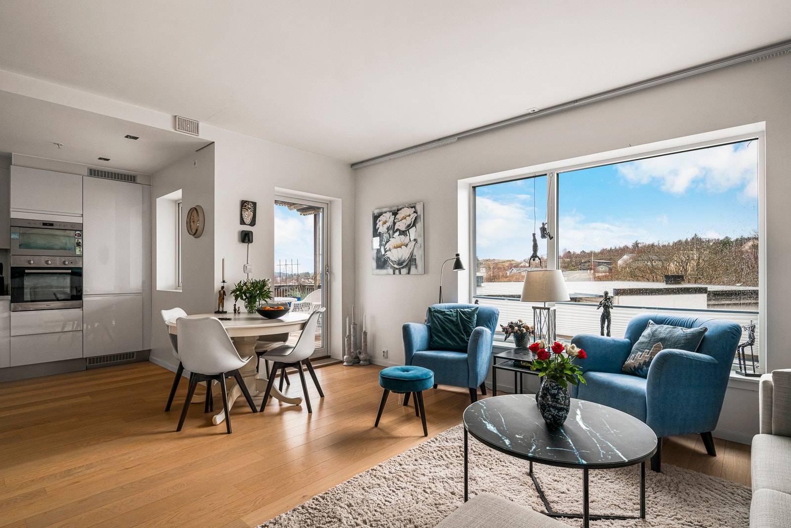 Her møtes du av store vindusflater som gir rikelig med dagslys. Galleribilde