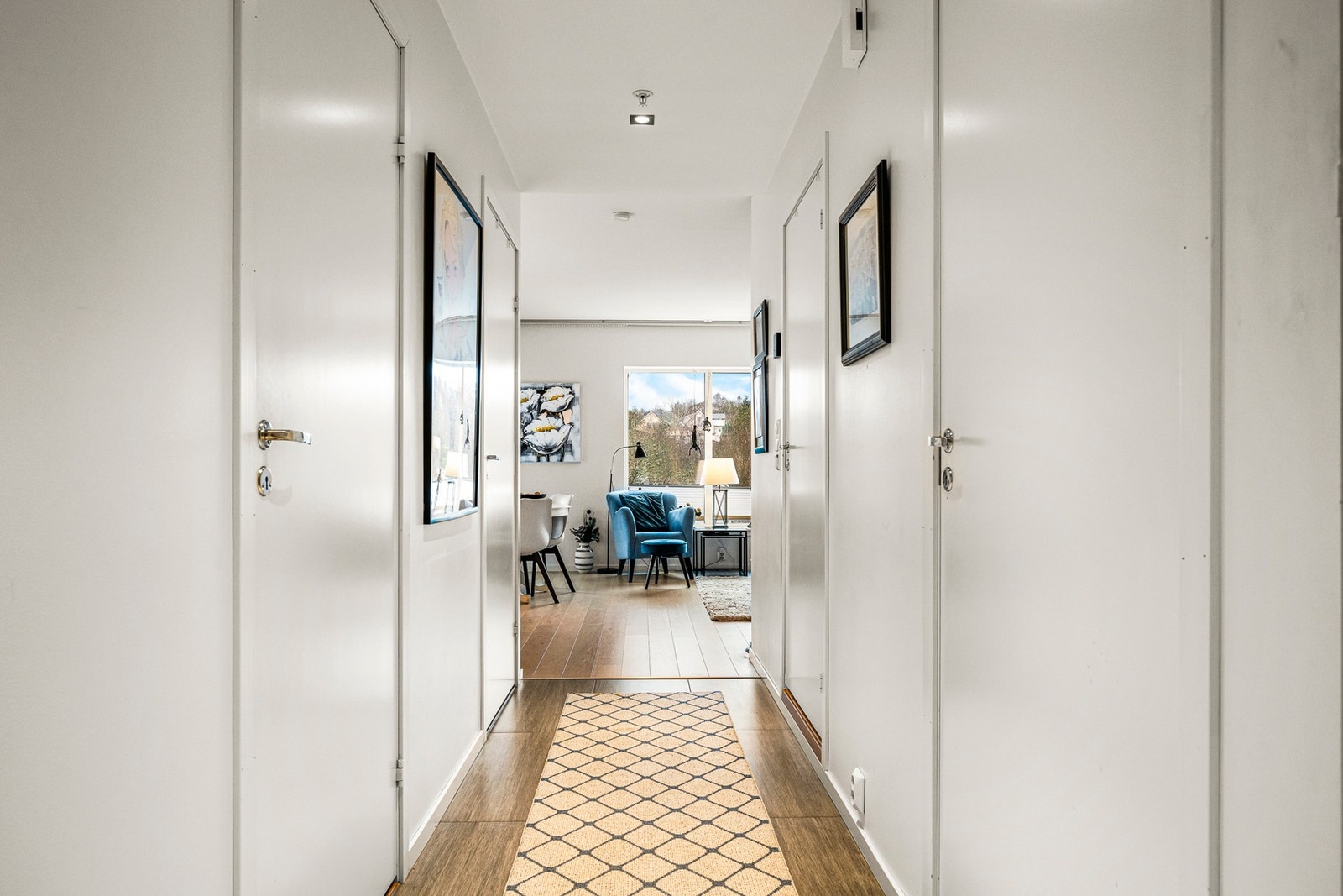 Det er fliser på gulv med varmekabler. Galleribilde