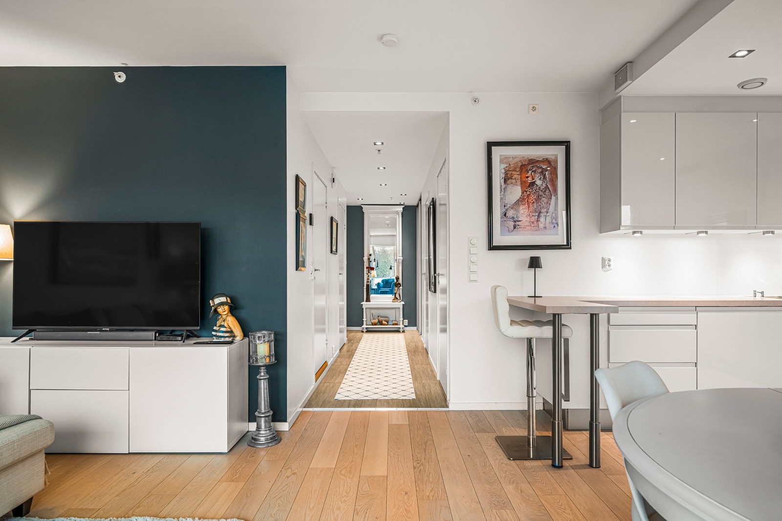 Tilbake i gangen finner du døren inn til leilighetens baderom på 5,5 kvm. Galleribilde