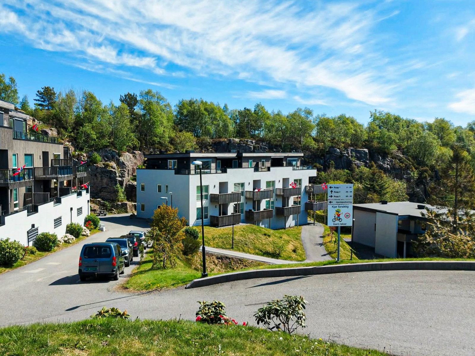 Beliggenheten gir nærhet til sjø og natur, samtidig som hverdagsfunksjoner er lett tilgjengelige. Galleribilde