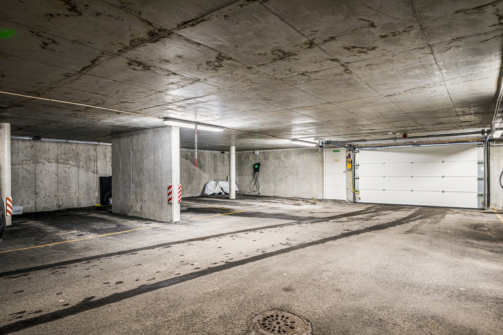 Fast garasjeplass. Galleribilde