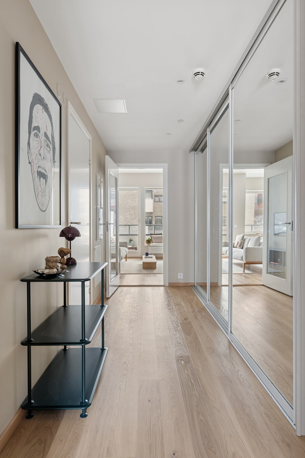 Leiligheten ligger i byggets 3. etasje, med enkel adkomst via heis direkte til etasjeplanet. Galleribilde