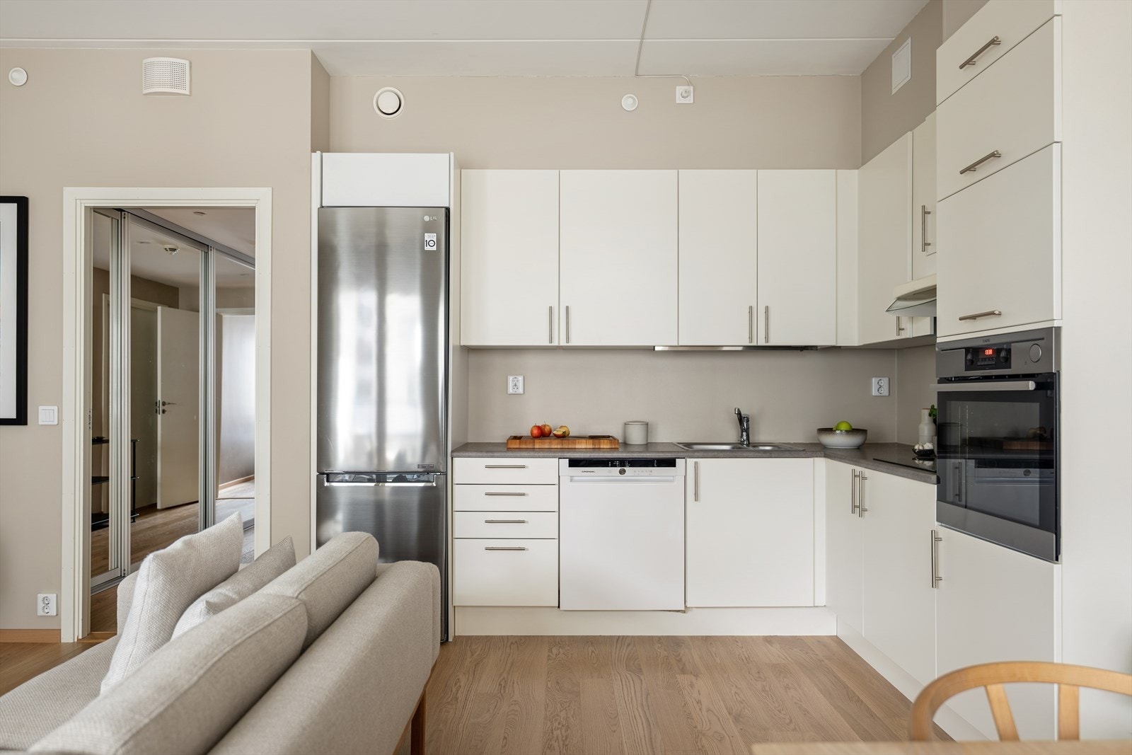 Leiligheten har tidløst Aubo kjøkken fra byggeår med glatte fronter og laminat benkeplate. Galleribilde