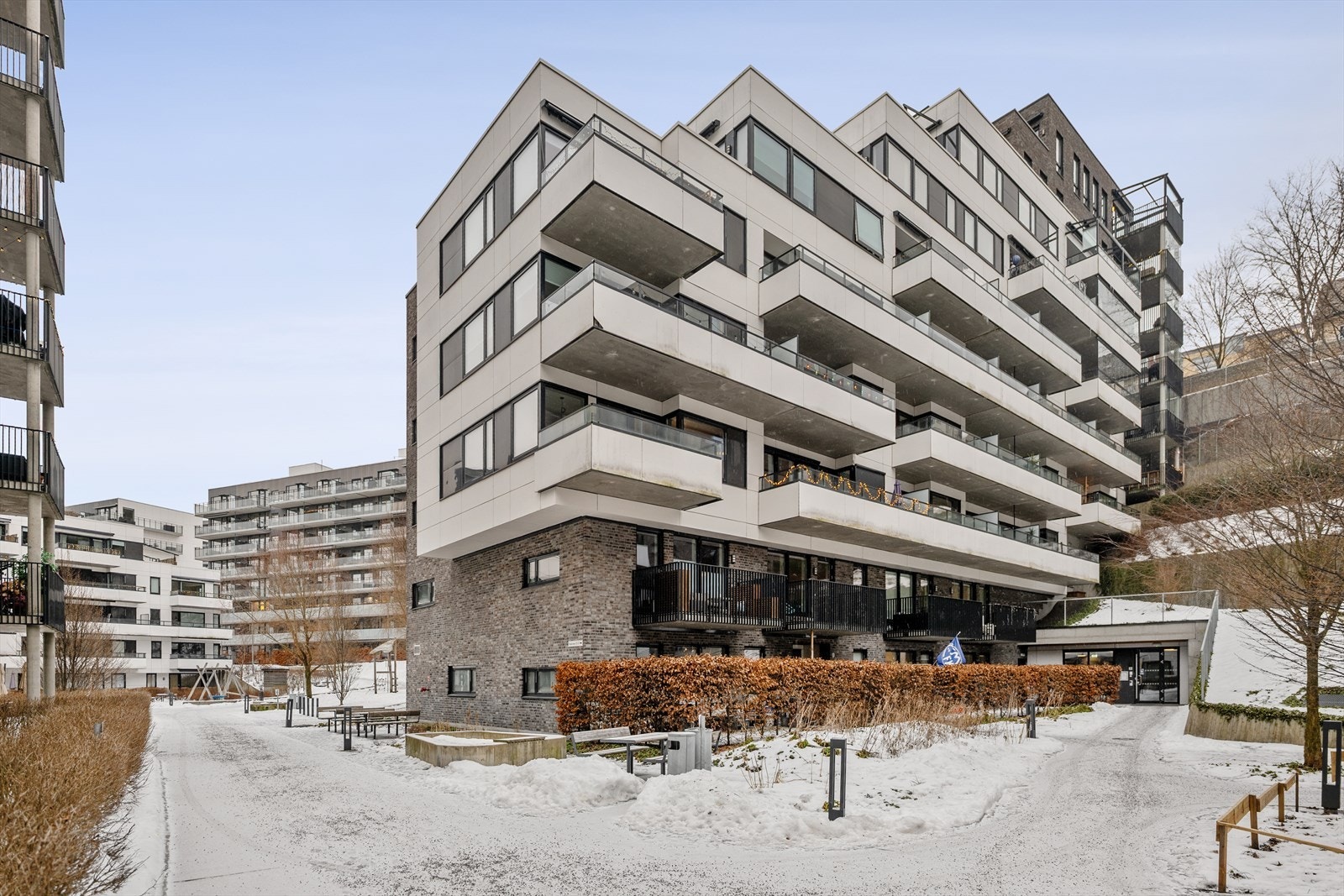 Leiligheten har en god beliggenhet, med kort vei til alle nødvendige fasiliteter som forenkler hverdagen. Galleribilde