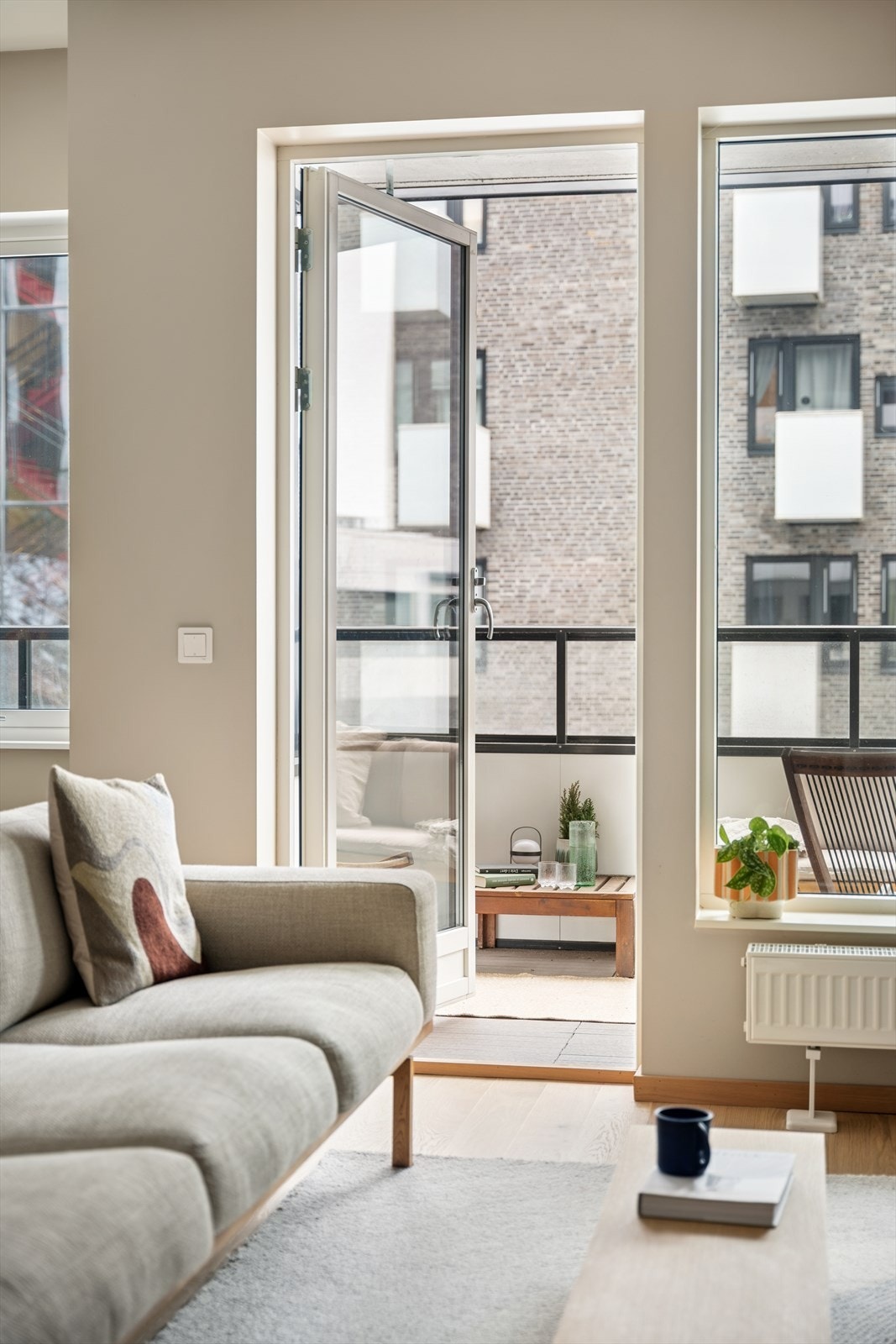 Fra stuen er det utgang til overbygget balkong på 10 kvm. Galleribilde