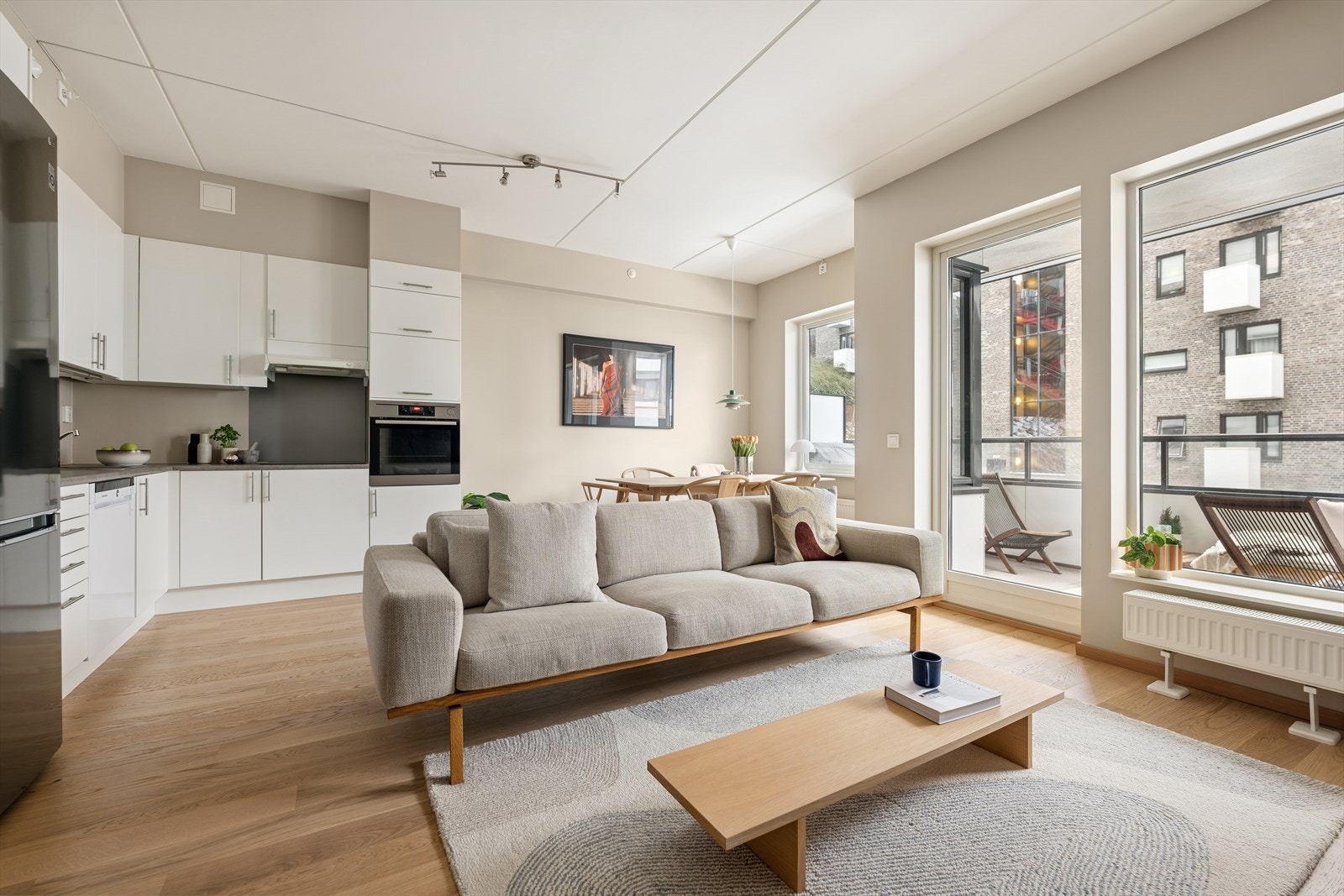 Leiligheten er gjennomgående med delikate fargevalg på vegger og nytt enstavs parkettgulv i 2025. Galleribilde