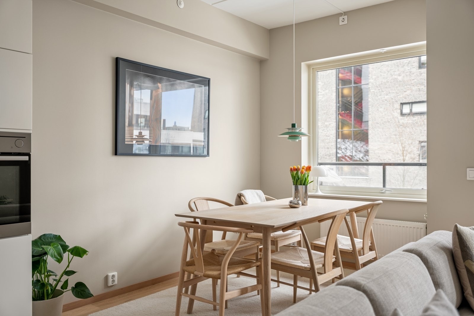 Stuen ligger i åpen løsning mot kjøkkenet. Dette utgjør et sosialt rom, hvor man kan invitere til hyggelig selskap. Galleribilde