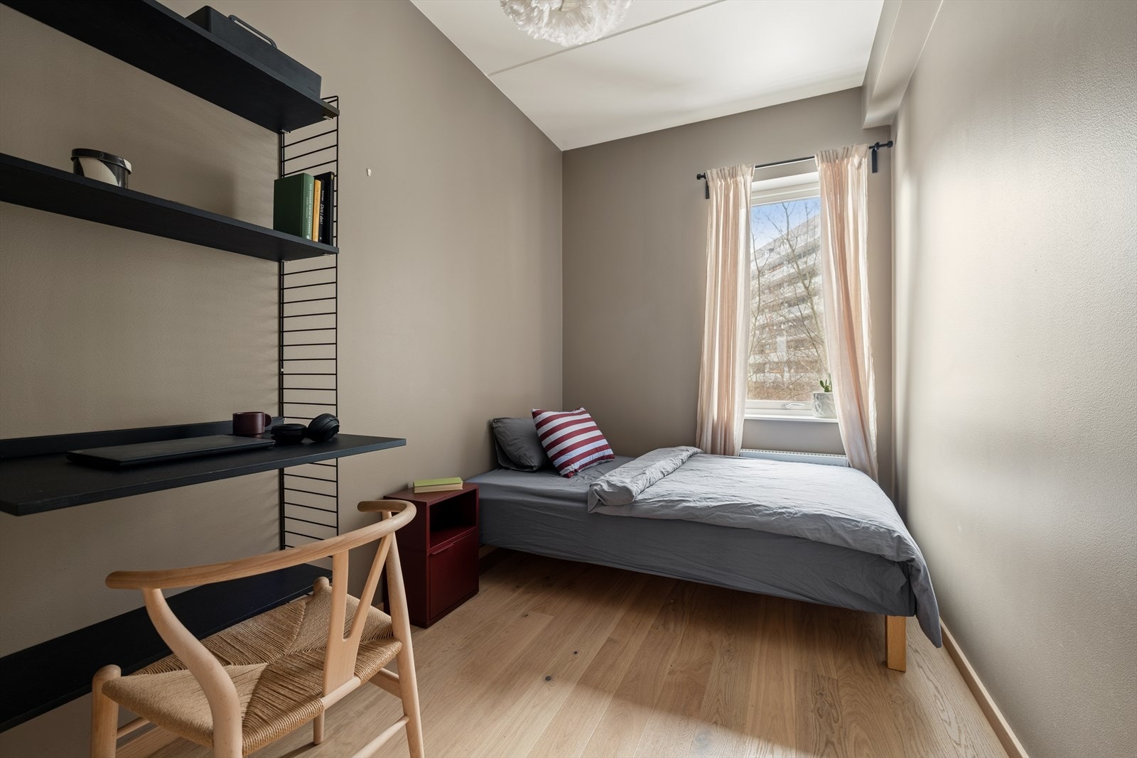 Det andre soverommet passer utmerket som barnerom, kontor eller gjesterom. Galleribilde