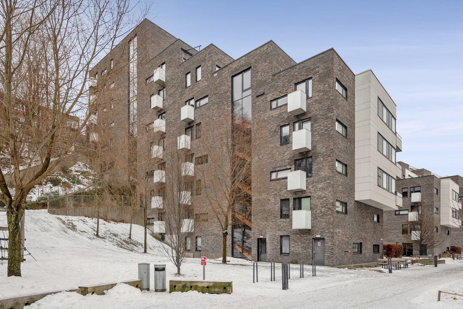 Nærmeste bussholdeplass ligger kun ca. 2 minutters gange unna, og dagligvarebutikk finner du innen 5 minutters gangavstand. Galleribilde