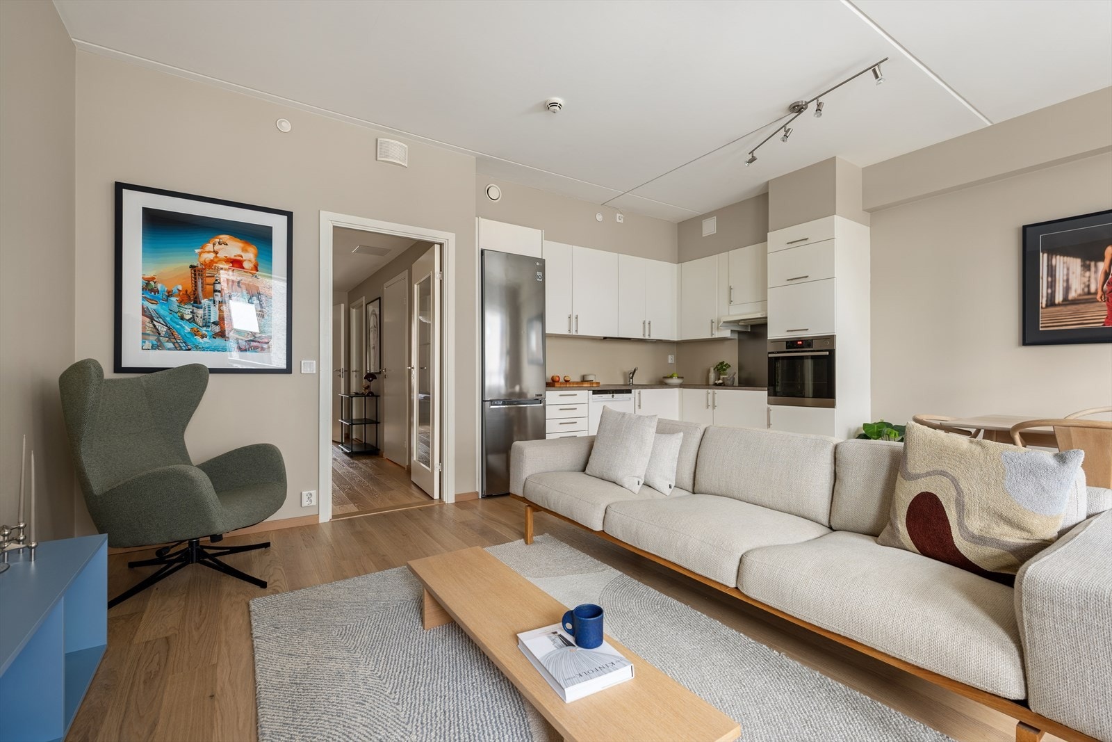 Leiligheten fremstår som svært innbydende, med en lys og luftig atmosfære. Galleribilde