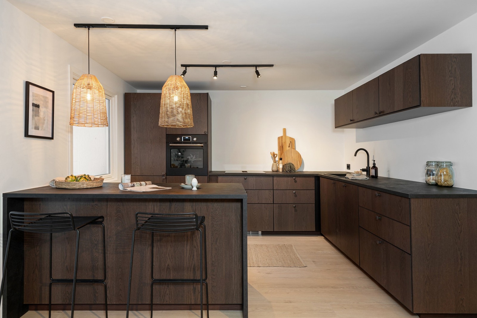 Kjøkken i mørk eik; klassisk og moderne på samme tid Galleribilde