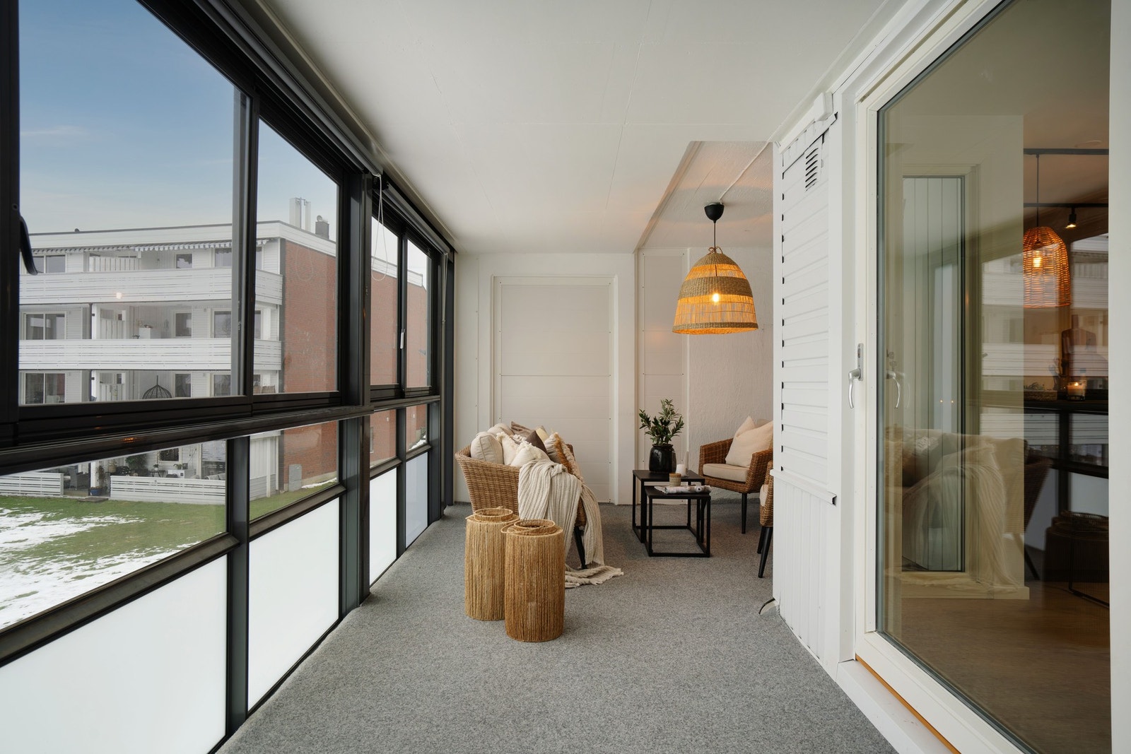 Lys og luftig med utsyn over fellesområdet Galleribilde