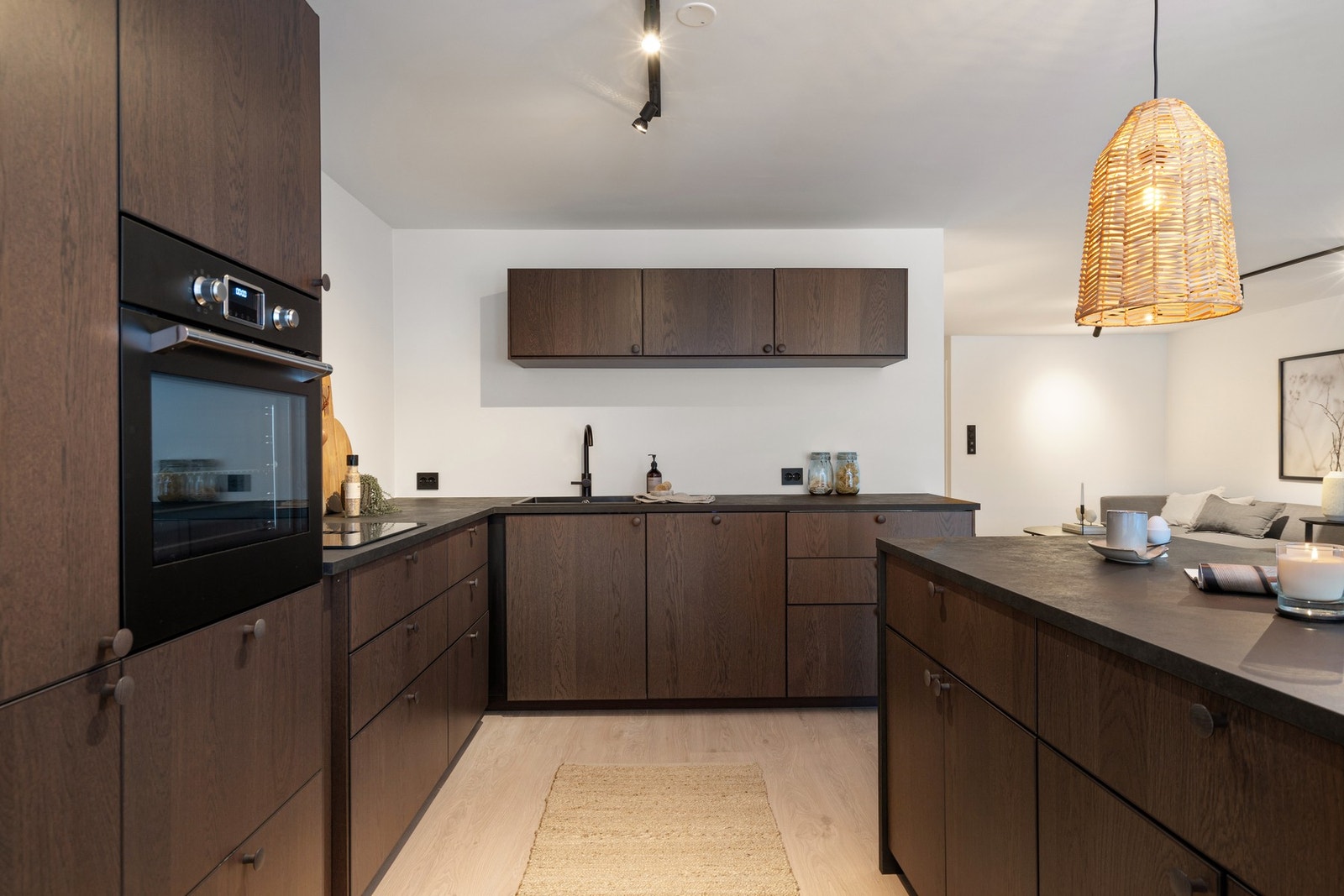 Rikelig benke- og skapplass gjør matlaging til en fryd Galleribilde