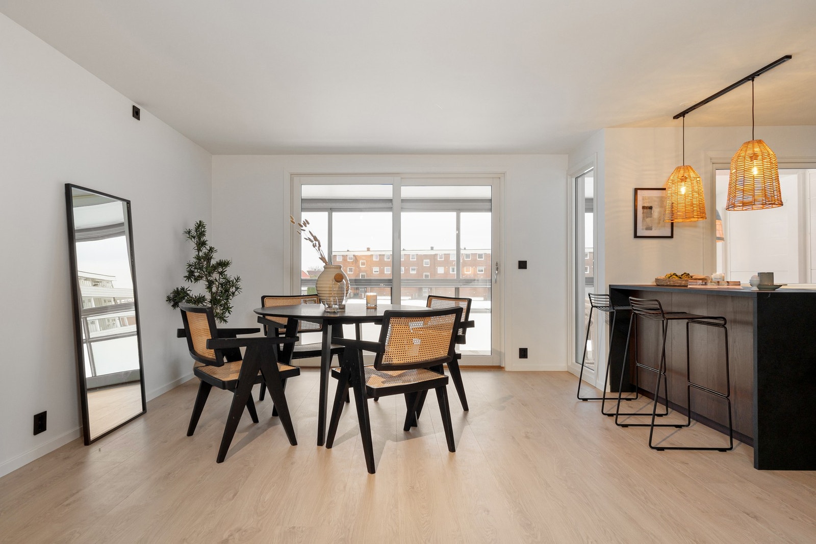 Plass til lange middager og hyggelige kvelder med familie og venner Galleribilde