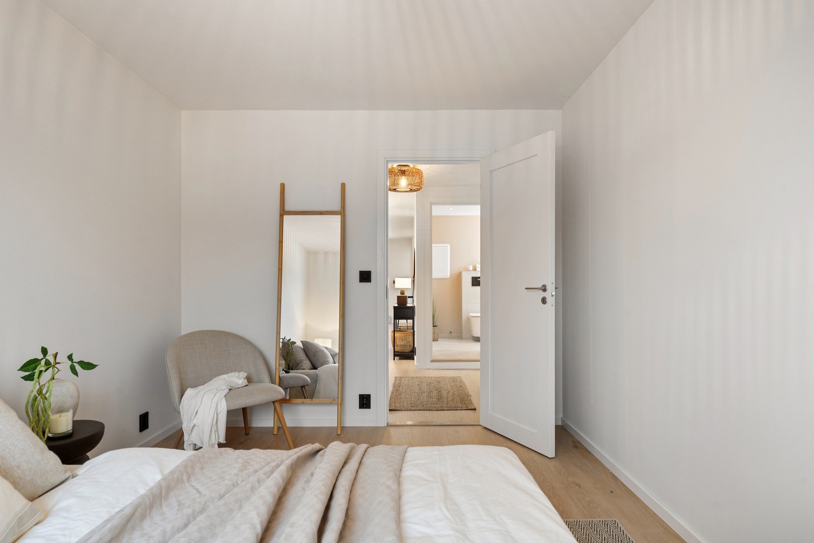 Romslig hovedsoverom med gode møbleringsmuligheter og behagelig lysinnslipp Galleribilde