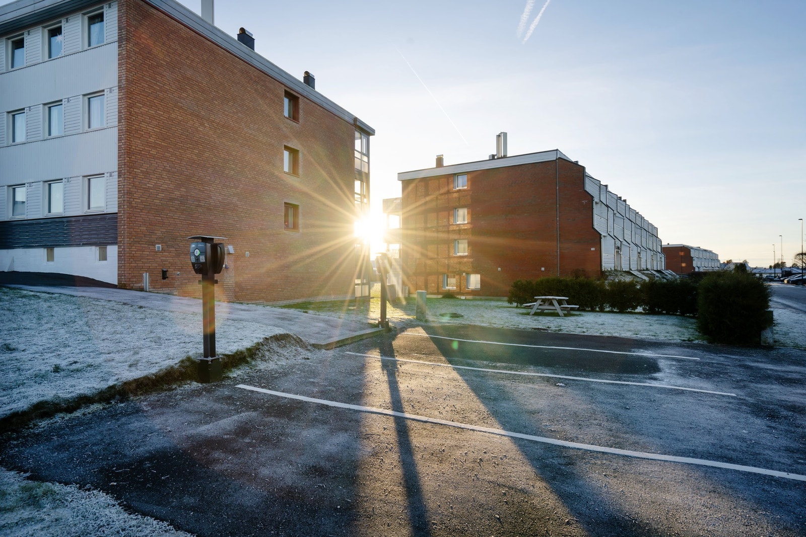 Parkeringsplasser både med og uten elbillader Galleribilde