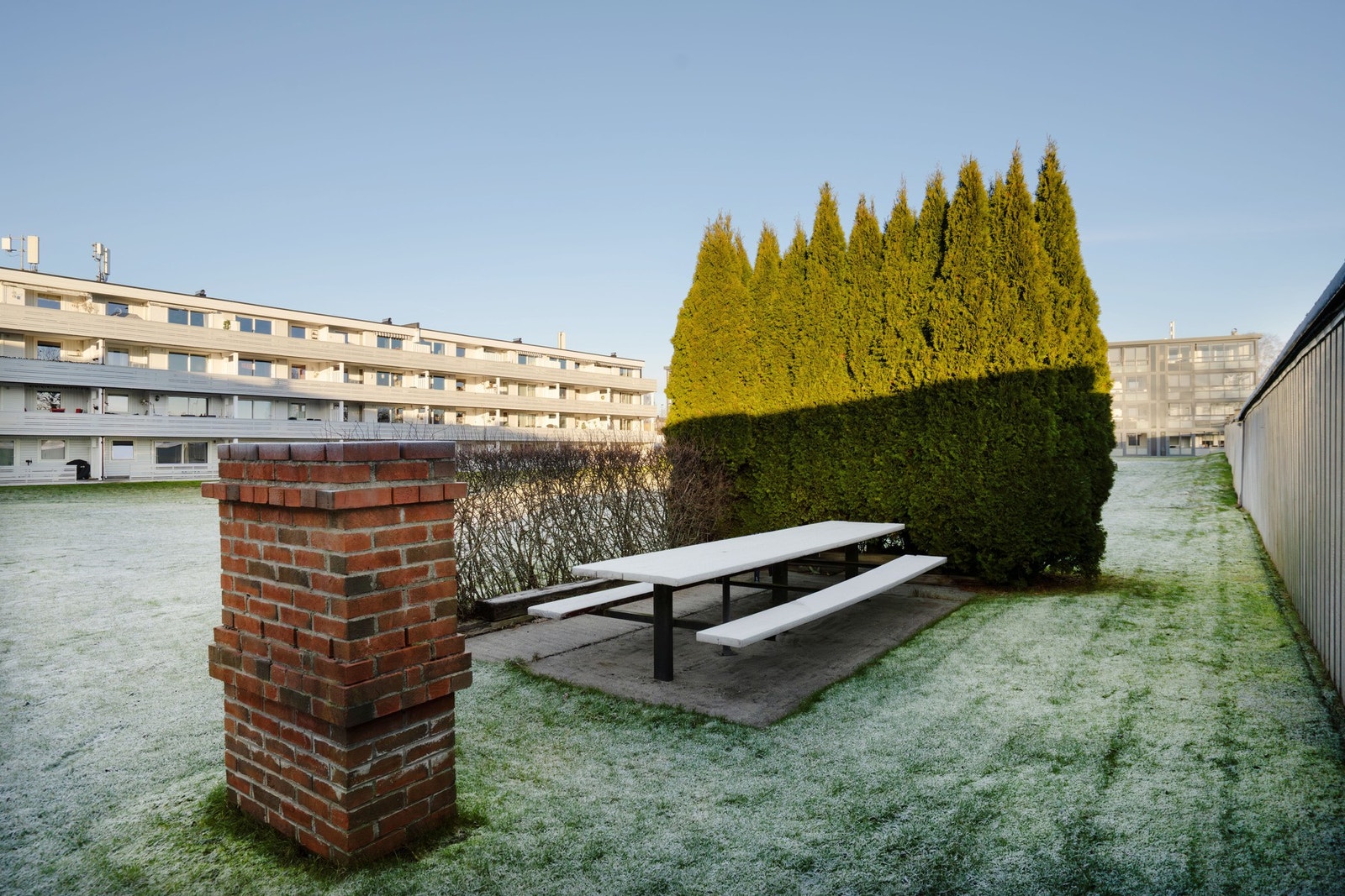 Sitteplasser for hyggelige stunder i solen og gode naboskap Galleribilde