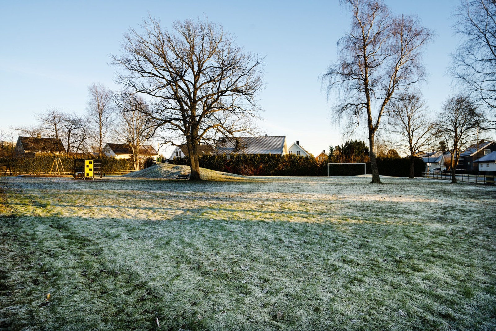 Romslige plener og lekeområde for de yngste - hele familien kan trives her Galleribilde