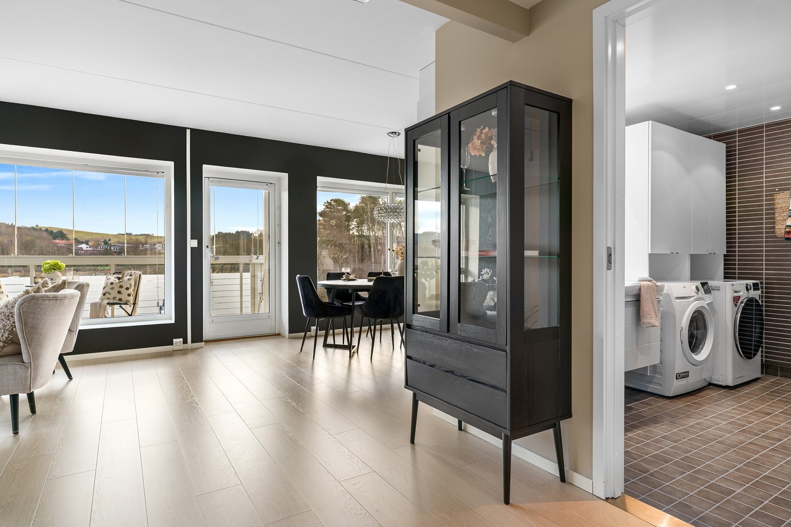 Stuen har en romslig takhøyde. Galleribilde