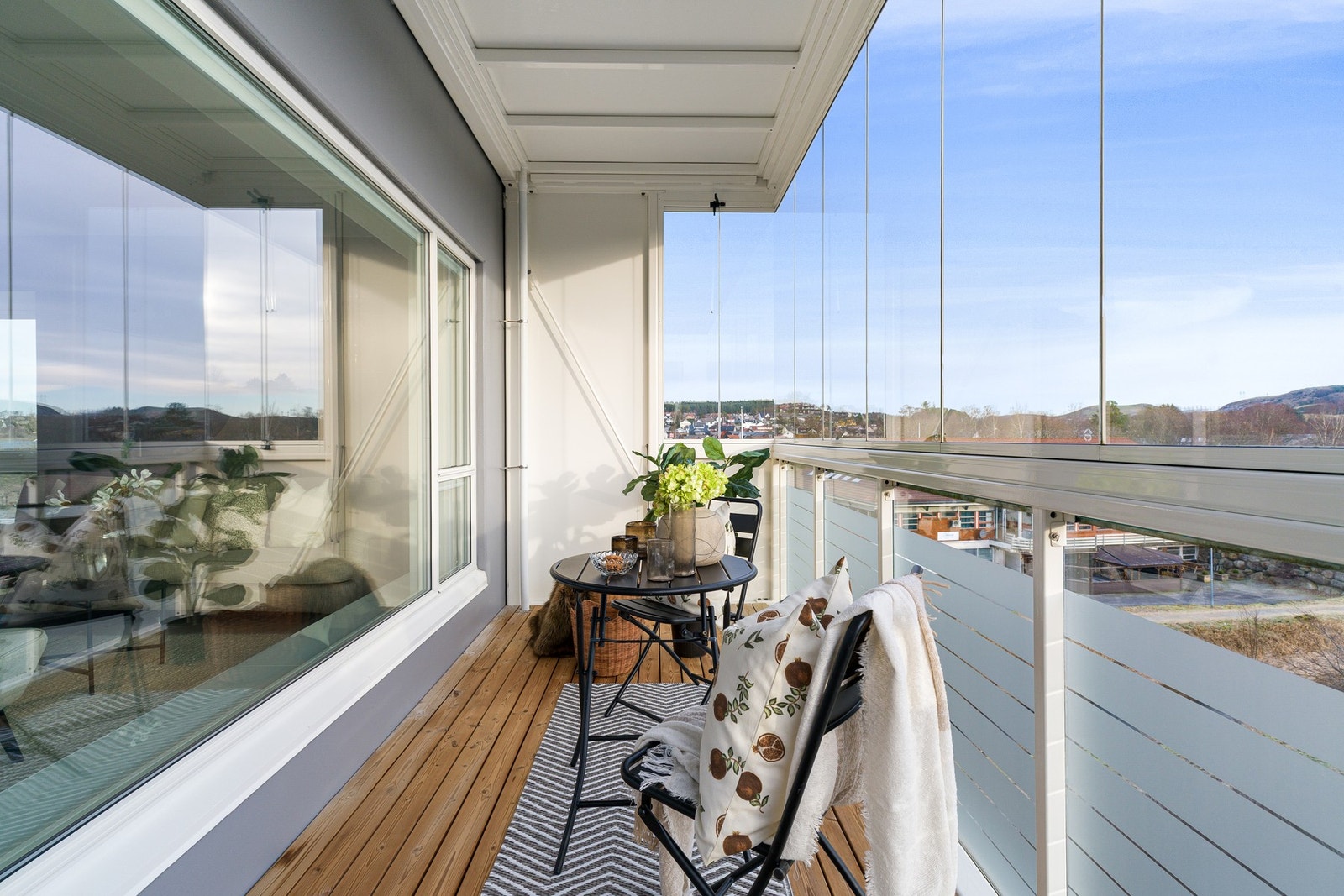 Balkongen er en fin romforlengelse av stuen. Galleribilde
